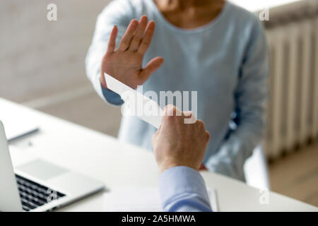 Onesto lavoratore società rifiutando di corrompere e di corruzione al posto di lavoro. Foto Stock