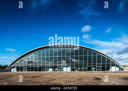 American Air Museum presso l'Imperial War Museum Duxford. Aperto 1997 American Air Museum è stato disegnato da Sir Norman Foster e Chris sapienti di Arup. Foto Stock