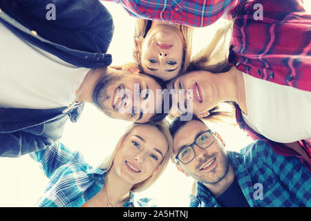 Sorridente migliori amici prendendo selfie outdoor Foto Stock