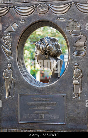 Agatha Christie Memorial Londra - memoriale per autore e drammaturgo Agatha Christie in Londons Theatreland, svelato 2012 scultore Ben Twiston-Davies Foto Stock