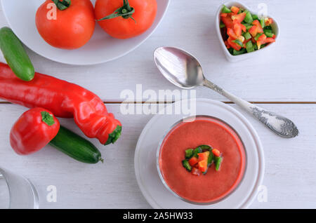 Il Gazpacho zuppa di pomodoro realizzato dal fatto di materie Mescolate le verdure. Spagnolo tradizionale zuppa fredda in recipiente di vetro sul tavolo in legno.Vista Superiore Foto Stock