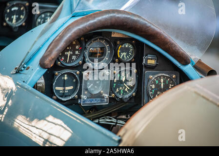 Bucker Jungmann Biplane Cockpit - Bücker Jungmann CASA 1-131-E3B registrazione G-BSAJ, costruito 1952, location Duxford Airfield. Foto Stock