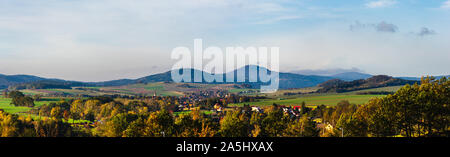 Panoramica vista autunnale su Lusatian Montagne con villaggi e Hoernitz Bertsdorf in primo piano e il Monte Lausche in background come visto fro Foto Stock