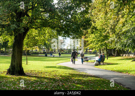 Le persone godono di un pomeriggio soleggiato in giardini Alexandra Park di Windsor, Regno Unito Foto Stock