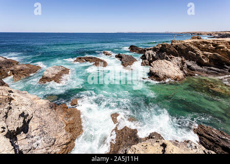 Trasparente cove protetto dalle onde del mare dalle scogliere in Alentejo in Portogallo. Foto Stock