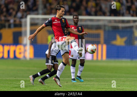 Edoardo Goldaniga (Genova) durante l'italiano 'Serie A' match tra Parma 5-1 Genova a stadio Ennio Tardini su ottobre 20, 2019 a Parma, Italia. Credito: Maurizio Borsari/AFLO/Alamy Live News Foto Stock