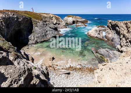 Pietre laminati spiaggia protetta da scogliere della costa Alentejana in Portogallo. Foto Stock