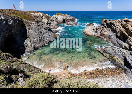 Pietre laminati spiaggia protetta da scogliere della costa Alentejana in Portogallo. Foto Stock