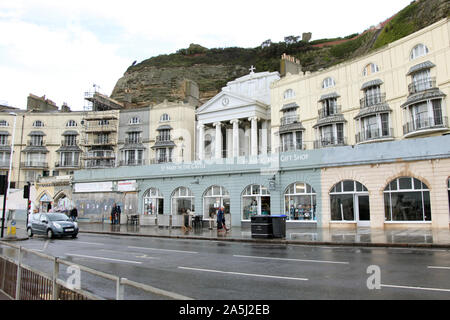 Una vista di santa Maria nella chiesa del castello su Hastings principale strada costiera con la hill top fort in distanza, Ottobre 2019 Foto Stock