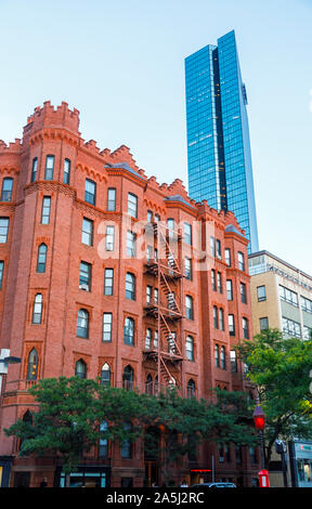 Tipico metallo esterno fire escape scale su un edificio in mattoni rossi in Back Bay e John Hancock Tower, Boston, Massachusetts, New England, STATI UNITI D'AMERICA Foto Stock