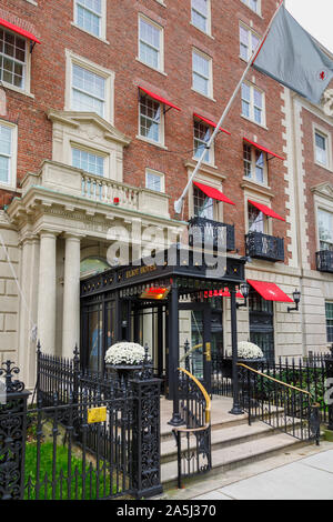 Beaux-arts ingresso alla Eliot Hotel nel Commonwealth Avenue, Back Bay neighborhood, Boston, Massachusetts, New England, STATI UNITI D'AMERICA Foto Stock