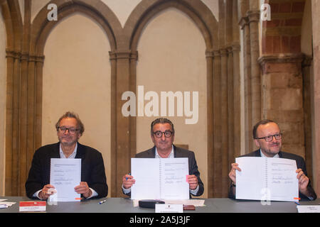 21 ottobre 2019, Sassonia-Anhalt, Magdeburg: Harald Meller, (l-r), stato archeologo Sassonia-Anhalt, Gunnar Schellenberger, Segretario di Stato per la cultura in Sassonia-Anhalt e Jonathan Williams, Vice Direttore del British Museum, presente contratti sottoscritti per la cooperazione tra lo Stato il Museo della Preistoria ed il Museo Britannico al Kunstmuseum Kloster Unser Lieben Frauen Magdeburg. L' accordo di cooperazione tra i due musei regola prestiti futuri tra i due musei. Dal 20 novembre 2020 al 16 maggio 2021, il Museo Nazionale della preistoria sarà presente con la speciale mostra Foto Stock