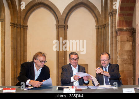 21 ottobre 2019, Sassonia-Anhalt, Magdeburg: Harald Meller, (l-r), stato archeologo Sassonia-Anhalt, Gunnar Schellenberger, Segretario di Stato per la cultura in Sassonia-Anhalt e Jonathan Williams, Vice Direttore del British Museum, contratti di scambio sulla cooperazione tra lo Stato il Museo della Preistoria ed il Museo Britannico al Kunstmuseum Kloster Unser Lieben Frauen Magdeburg. L' accordo di cooperazione tra i due musei regola prestiti futuri tra i due musei. Dal 20 novembre 2020 al 16 maggio 2021, il Museo Nazionale della preistoria sarà presente la mostra speciale "il Wo Foto Stock