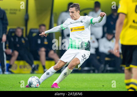 Dortmund, Deutschland. Xx oct, 2019. Florian NEUHAUS (MG) con sfera di azione singola con sfera, azione a figura intera, calcio 1. Bundesliga, 8. giornata, Borussia Dortmund (DO) - Borussia Monchengladbach (MG) 1: 0, su 19.10.2019 a Dortmund/Germania. € | Utilizzo di credito in tutto il mondo: dpa/Alamy Live News Foto Stock