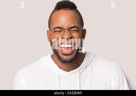 Colpo di Testa di contentissimo African American uomo ridere Foto Stock