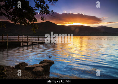 Tramonto sulla Derwent Water da Ashness imbarcadero, Lake District, Cumbria, England, Regno Unito Foto Stock