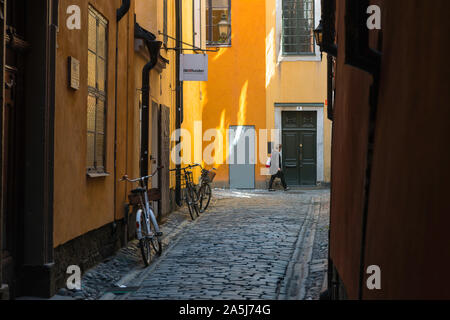 Colore Svezia Stoccolma, in vista di una tipica strada di ciottoli nel centro storico (Gamla Stan) area del centro cittadino di Stoccolma, Svezia Foto Stock