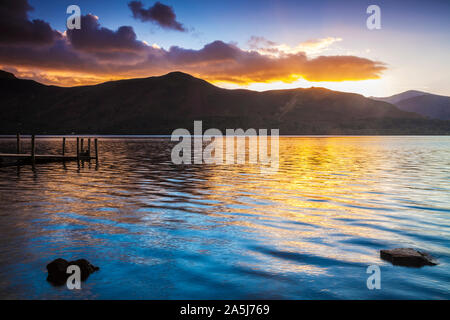 Tramonto sulla Derwent Water da Ashness imbarcadero, Lake District, Cumbria, England, Regno Unito Foto Stock