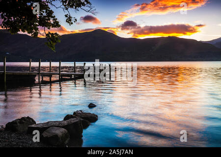 Tramonto sulla Derwent Water da Ashness imbarcadero, Lake District, Cumbria, England, Regno Unito Foto Stock