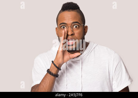 African American uomo condividere le informazioni segrete con il pubblico Foto Stock