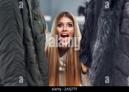 Le donne in età adulta shopping per i vestiti in boutique in autunno Foto Stock