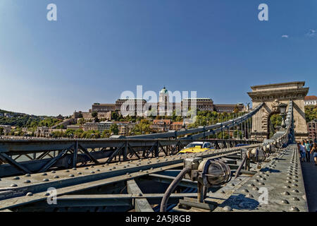 Budapest, Ungheria. 15 Agosto, 2019. La catena di Széchenyi ponte che collega Buda e Pest attraverso il Fiume Danubio a Budapest, Ungheria. Foto Stock