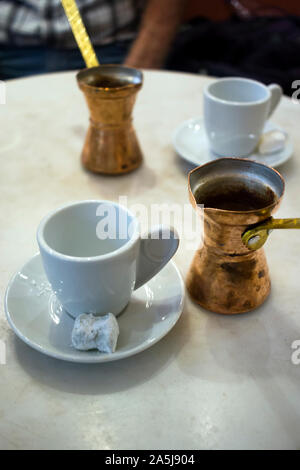 Caffè greco servito con il tradizionale caffè greco pots (Briki) e dolce loukoumi. Prese ad Atene Foto Stock
