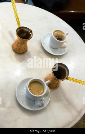 Caffè greco e il dolce loukoumi servita con caffè in ottone pentole. Prese ad Atene Foto Stock