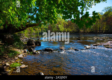 Il fiume Dordogna vicino a Beaulieu sur Dordogne in Francia Foto Stock