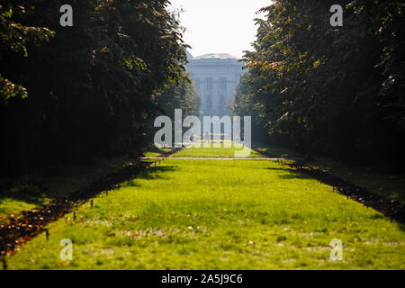 Parco Cismigiu nel centro di Bucarest, Romania, durante una soleggiata giornata autunnale Foto Stock