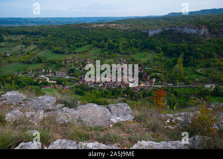 Vista del borgo medievale di Autoire e dintorni nella Valle della Dordogna in Francia Foto Stock