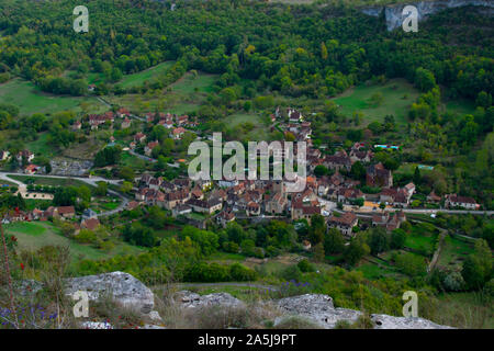 Vista del borgo medievale di Autoire e dintorni nella Valle della Dordogna in Francia Foto Stock