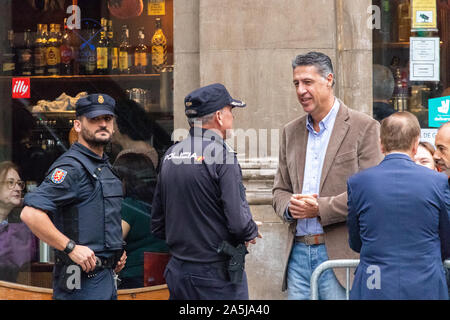 Barcellona, Spagna - 21 Ottobre 2019: Diritto politico alato Xavier Garcia Albiol parlando con la polizia sulla strada durante la visita del premier Pedro Sanchez presso la polizia nazionale Palace in Barcelona Foto Stock