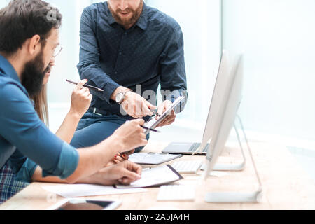 Project Manager per spiegare al personale il compito corrente . foto con spazio di copia Foto Stock