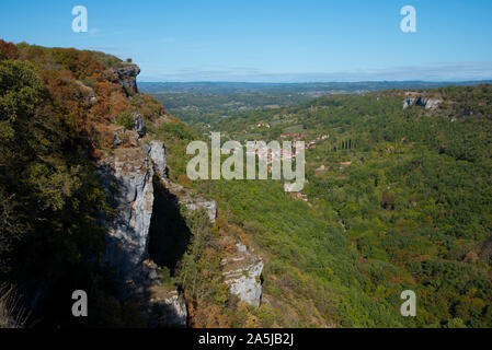 Vista del borgo medievale di Autoire e dintorni nella Valle della Dordogna in Francia Foto Stock