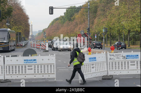 Berlino, Germania. Xxi oct, 2019. A causa di lavori di costruzione per la street festival "30 anni di Rivoluzione Pacifica - Caduta del muro", la strada del 17 giugno tra la Porta di Brandeburgo e Yitzhak-Rabin Street è chiusa. Dal 04 al 10 novembre, numerose manifestazioni si svolgeranno a Berlino sotto il motto "30 anni della rivoluzione pacifica - Caduta del muro' a sette posizioni originali della rivoluzione pacifica. Credito: Jörg Carstensen/dpa/Alamy Live News Foto Stock