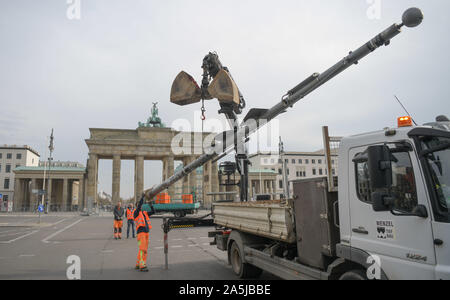 Berlino, Germania. Xxi oct, 2019. A causa di lavori di costruzione per la street festival "30 anni di Rivoluzione Pacifica - Caduta del muro", un segno di traffico è smantellato presso la Porta di Brandeburgo sulla Strasse des 17. Juni. Dal 04 al 10 novembre, numerose manifestazioni si svolgeranno a Berlino sotto il motto "30 anni della rivoluzione pacifica - Caduta del muro' a sette posizioni originali della rivoluzione pacifica. Credito: Jörg Carstensen/dpa/Alamy Live News Foto Stock