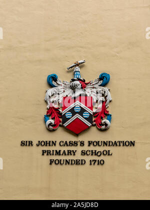 La città di Londra Crest al di fuori del SIR JOHN CASS LA FONDAZIONE DELLA SCUOLA PRIMARIA MITRE STREET Foto Stock