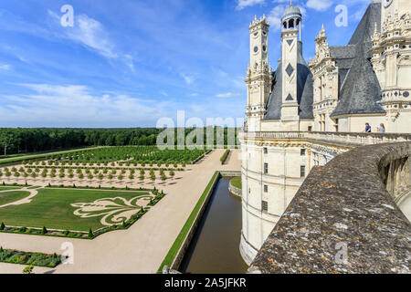 Francia, Loir et Cher, Valle della Loira sono classificati come patrimonio mondiale dall' UNESCO, Chambord, il castello reale, i giardini alla francese visto dalla terrazza // Francia, Loi Foto Stock