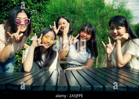 Gruppo di asian adolescente e giovane donna segno a mano ti amo con felicità volto sorridente Foto Stock