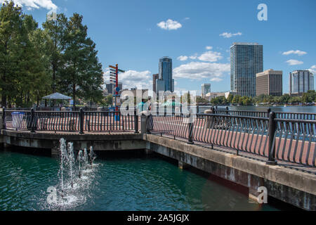 Orlando, Florida. Ottobre 12, 2019. Dal Molo presso Lake Eola Park in downtown area . Foto Stock