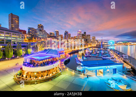 Seattle, Washington, Stati Uniti d'America pier e sullo skyline al tramonto. Foto Stock