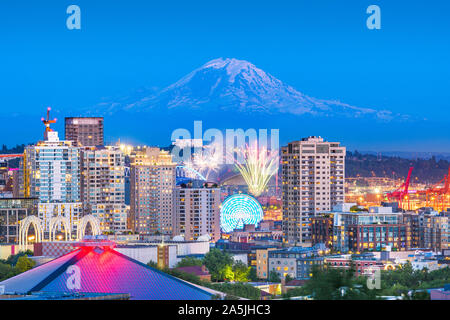 Seattle, Washington, Stati Uniti d'America skyline del centro con Mt. Rainier e uno spettacolo di fuochi d'artificio di seguito. Foto Stock