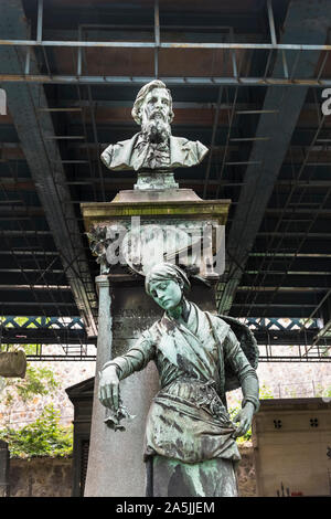 Monumento dedicato al francese del XIX secolo pittore Auguste feyen-Perrin , cimitero di Montmartre Foto Stock