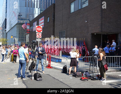 12 settembre 2019, US, New York: giornalisti relazione durante il XVIII anniversario degli attacchi terroristici dell'11 settembre 2001 vicino a Ground Zero. Gli attacchi terroristici dell'11 settembre 2001 erano quattro coordinate dirottamenti seguita da attentati suicidi sui principali civili e militari di edifici negli Stati Uniti d'America. I due piani sono stati sterzato in torri del World Trade Center (WTC). Foto: Alexandra Schuler/dpa Foto Stock
