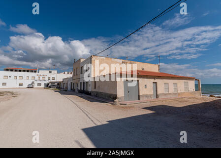 Lungomare di vecchie abitazioni di La Marina, nella provincia di Alicante in Spagna Costa Blanca dal mare Mediterraneo. Classico Spagnolo case vacanza Foto Stock