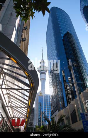 Auckland, Nuova Zelanda - 15 Aprile 2019: il distretto centrale degli affari di Auckland. Sky Tower tra grattacieli. Foto Stock