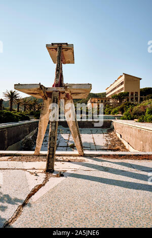 Il vuoto di Funtanazza complesso di hotel piscina trampolino, un abbandonato in disuso mining company hotel sulla Costa Verde costa Sardegna Italia Foto Stock