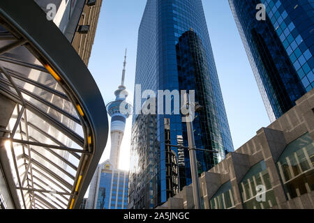 Auckland, Nuova Zelanda - 15 Aprile 2019: il distretto centrale degli affari di Auckland. Sky Tower tra grattacieli. Foto Stock