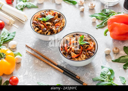 Udon spaghetti di grano con funghi e verdure in salsa tereyki. Semplice cucina asiatica. Foto Stock